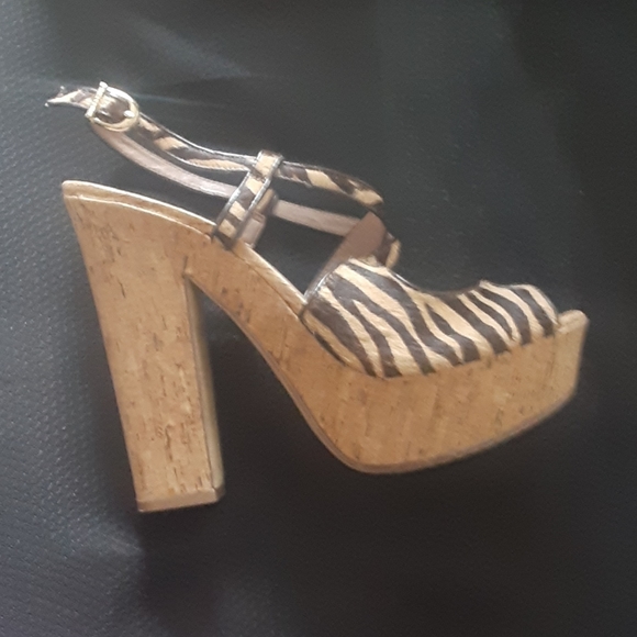 Vince Camuto: brown zebra print heals brand new - Picture 3 of 8